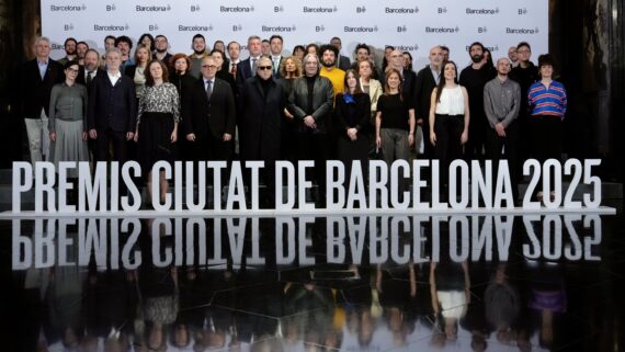 Foto de grup dels guanyadors i guanyadores dels premis Ciutat de Barcelona 2025