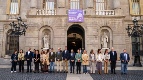 Minut de silenci a la plaça Sant Jaume